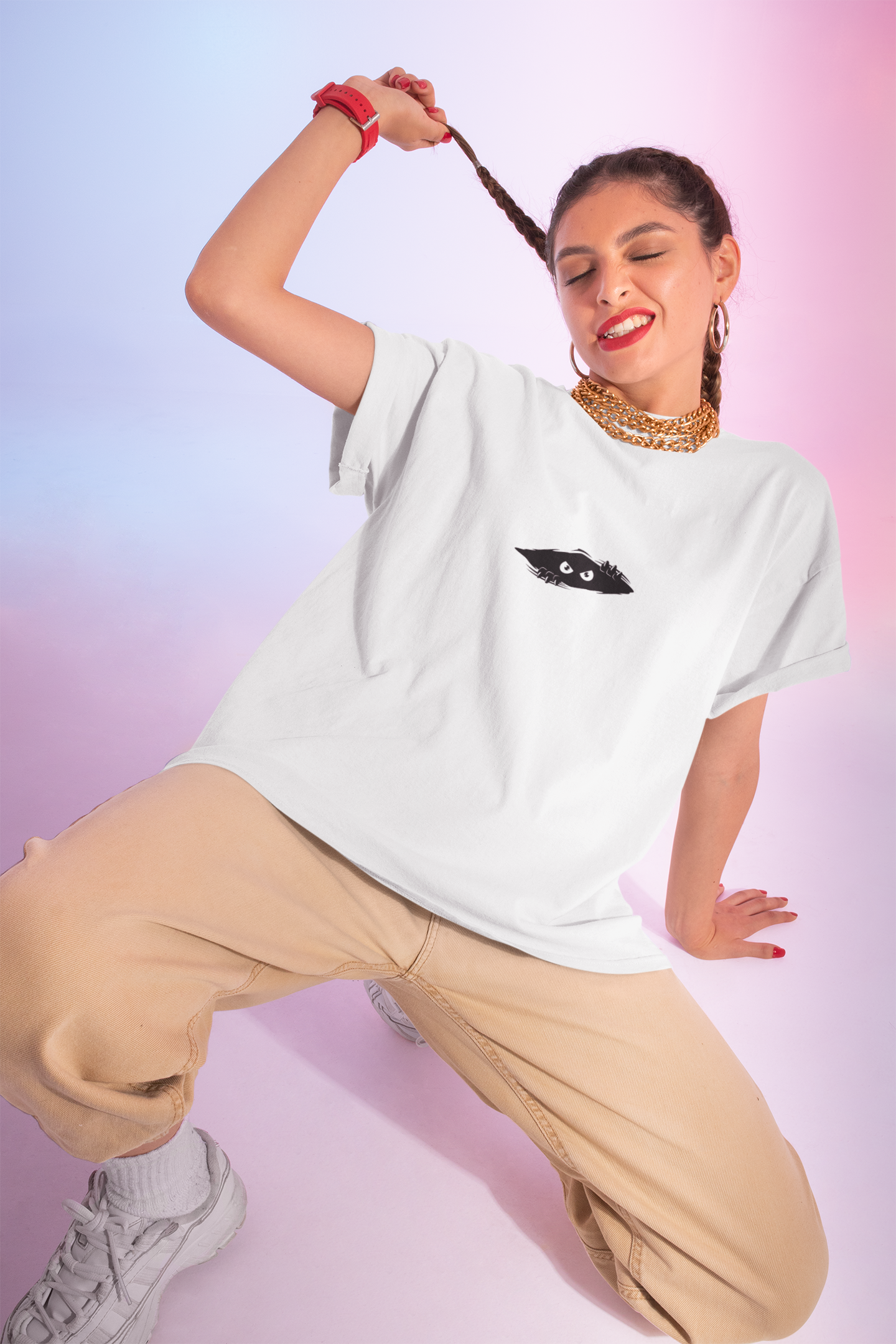 Camiseta unisex teñida con un divertido diseño de ojos: ropa informal para la comodidad diaria.