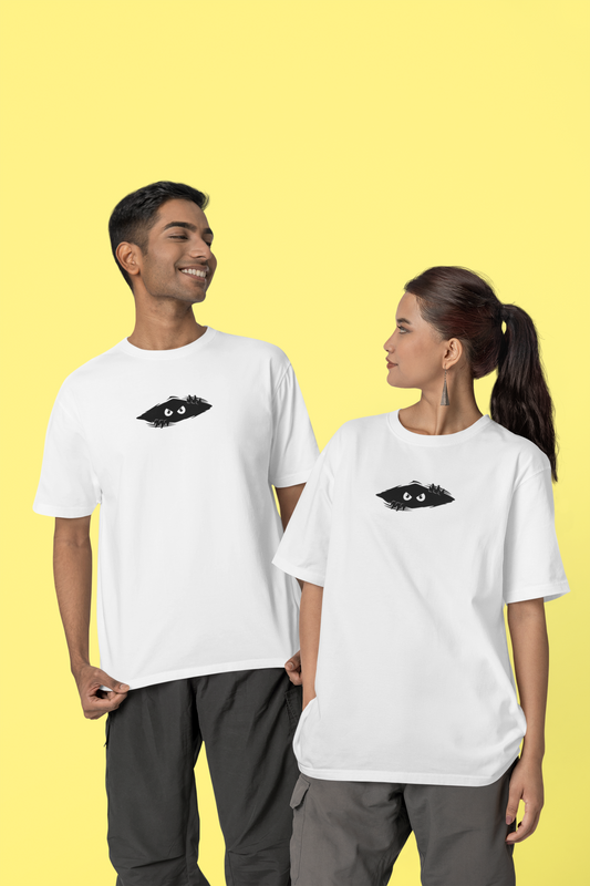 Camiseta unisex teñida con un divertido diseño de ojos: ropa informal para la comodidad diaria.
